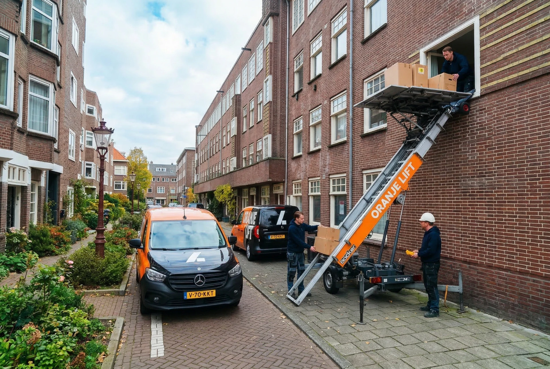 Aanhangerlift geplaatst in een smalle straat in Groningen