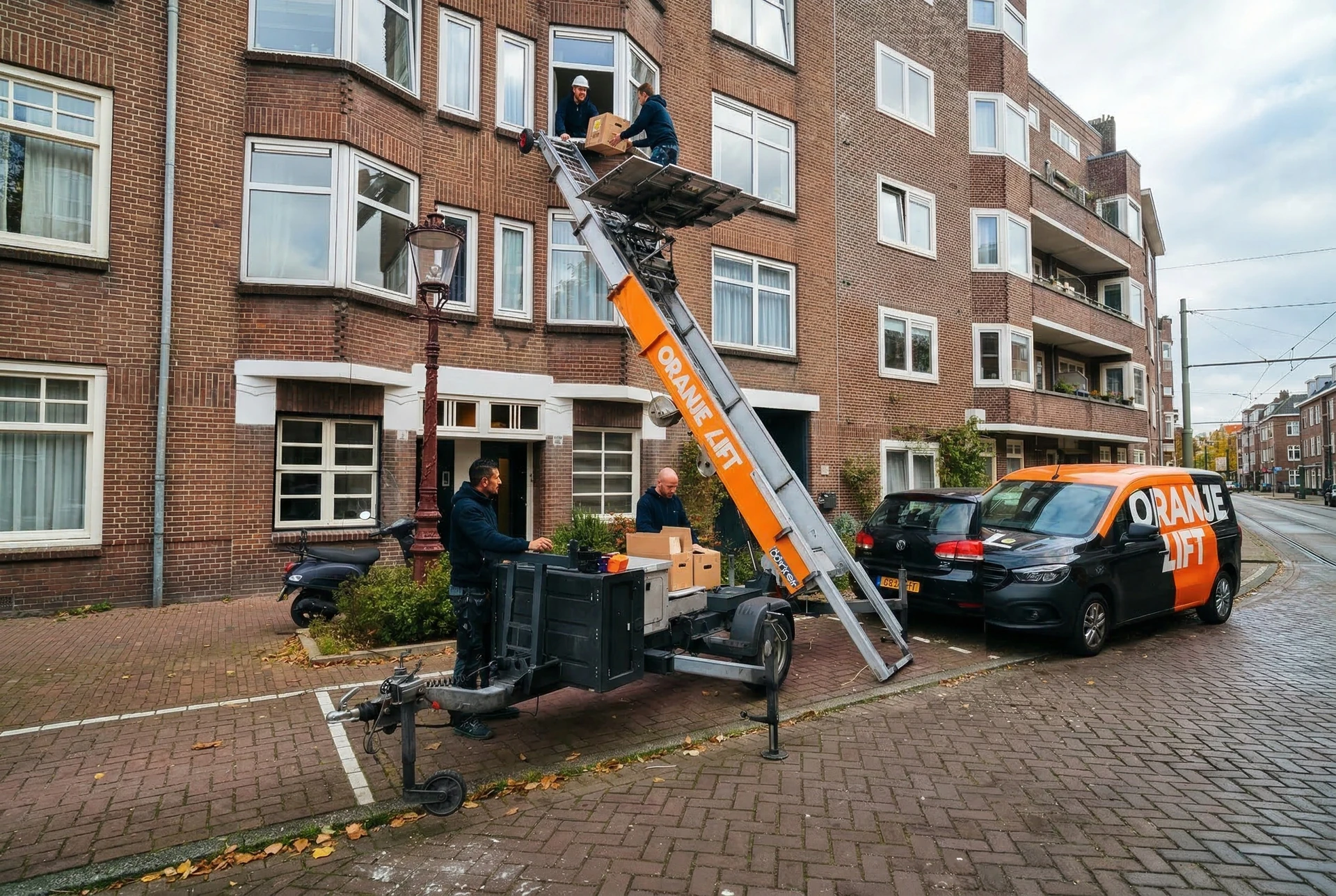 Verhuislift in actie bij woning in Groningen